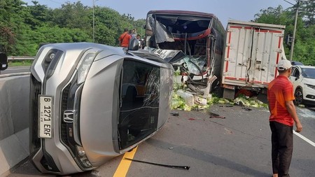 Kecelakaan Mengerikan di Cipularang KM 92: Truk Rem Blong Tabrak 17 Mobil-aeroflotchess.com